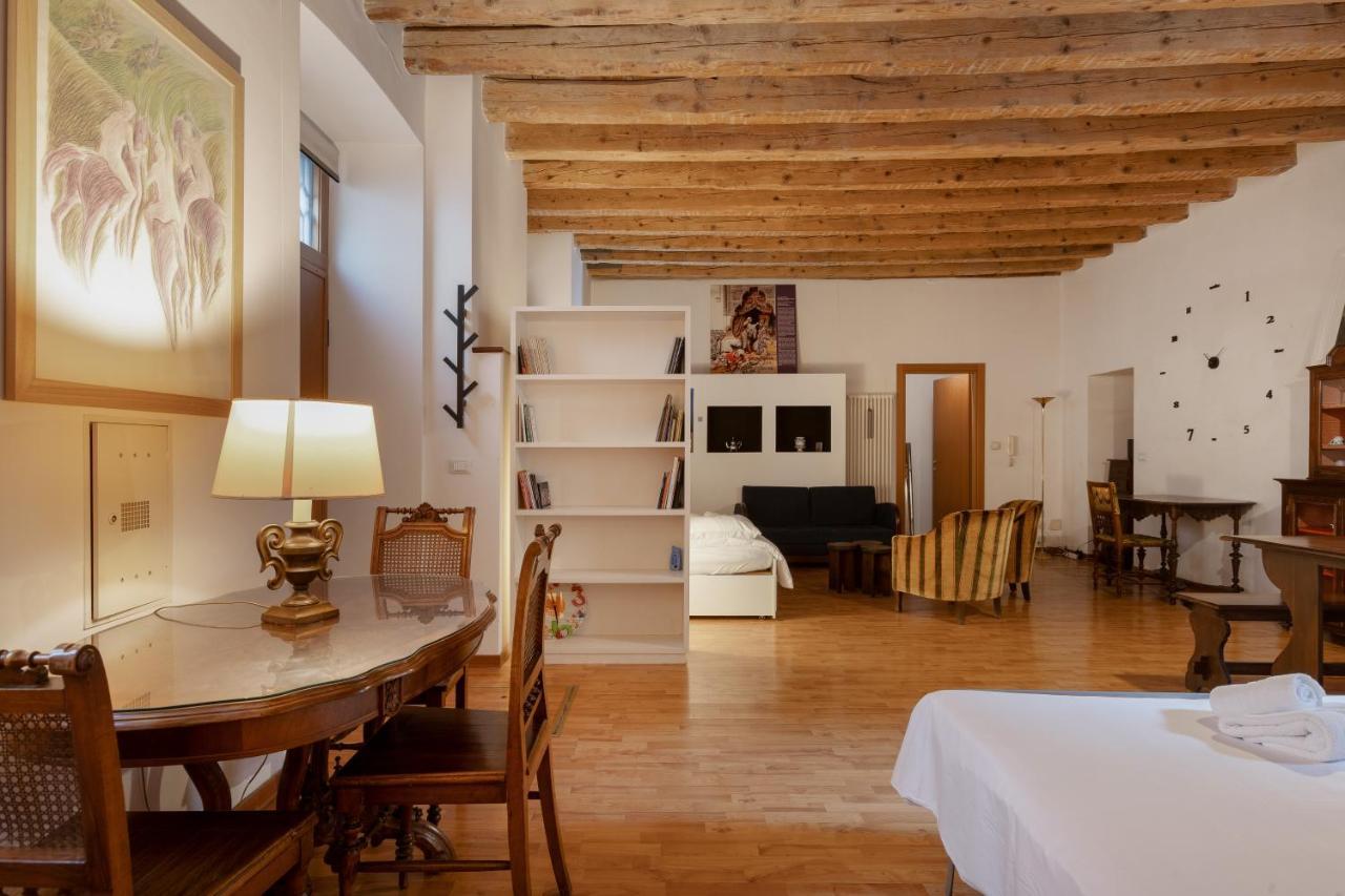 Zola, Charme E Vista Nel Cuore Di Triëst Buitenkant foto